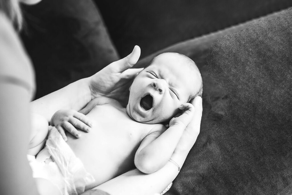 Schwarzweiß bild eines Gähnendes Babys.