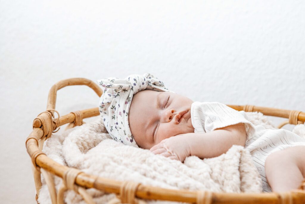 Baby liegt im Körbchen und schläft. 
