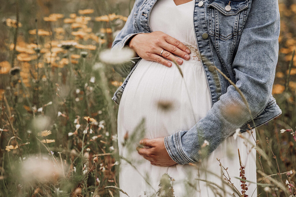 ein Babybauch der in einer Hohen wiese steht als Nachname.