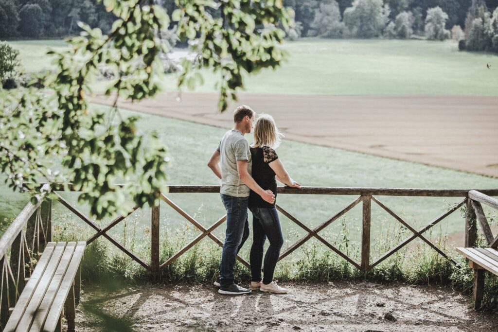 Paar steht mit Blick ins Tal (Donau) Aussichtspunkt in Inzigkofen.