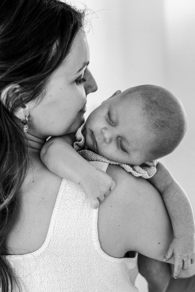 Mama hat das Baby auf der Schulter und lacht es an. Sigmaringen.