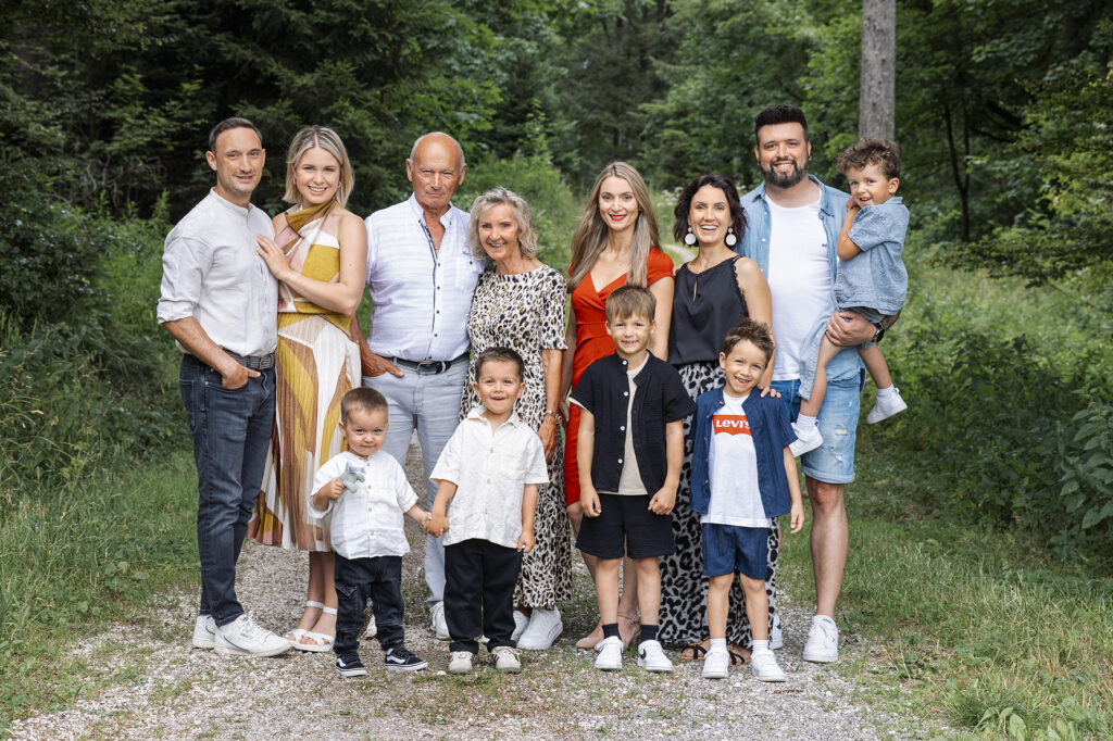 Großfamilie lacht in die Kamera im Wald bei Sigmaringen.
