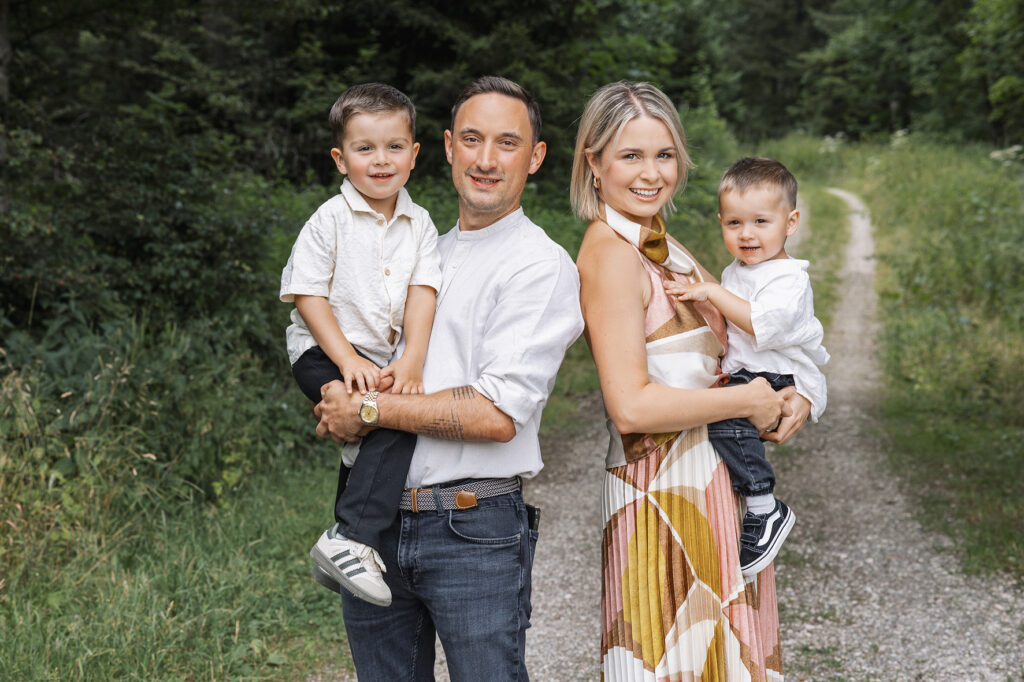 amilie steht in Sigmaringen im Wald und macht Quatsch mit den Jungs.