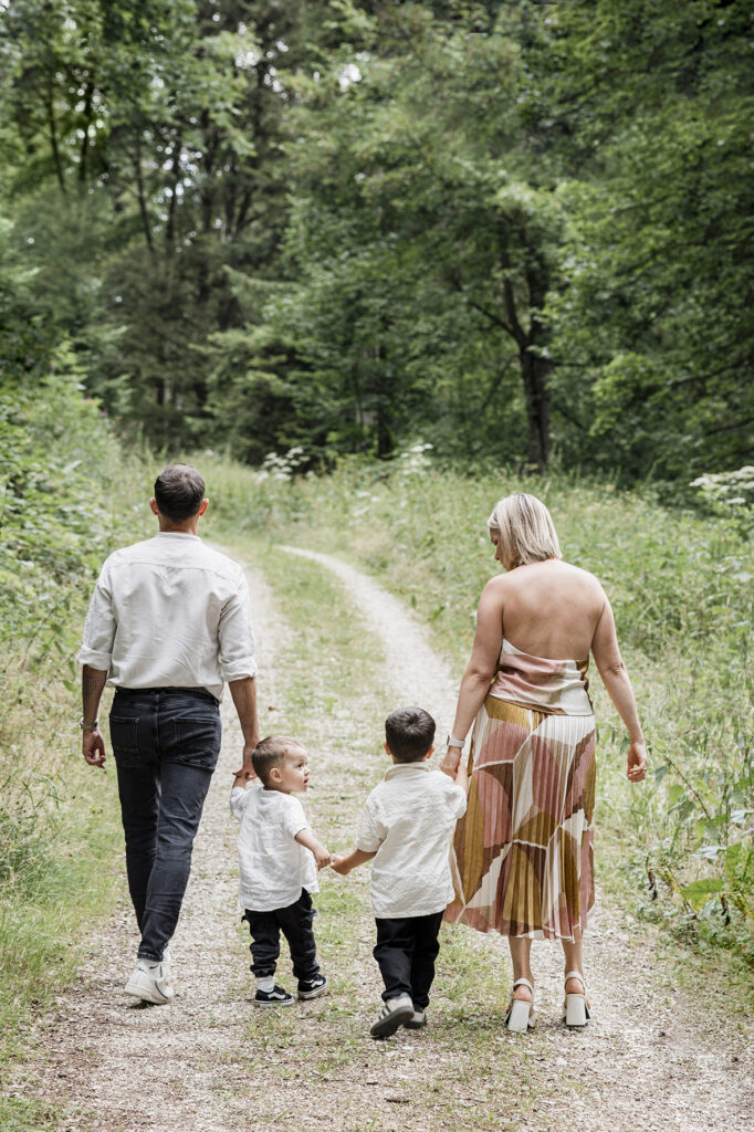 Familie geht im Waldweg entlang. Sigmaringen.