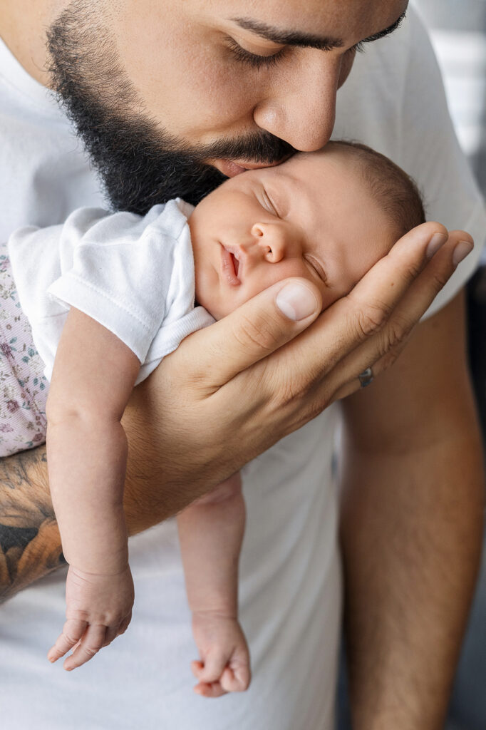 Schlafendes Baby, bei Papa auf der Hand. Sulz am Neckar.