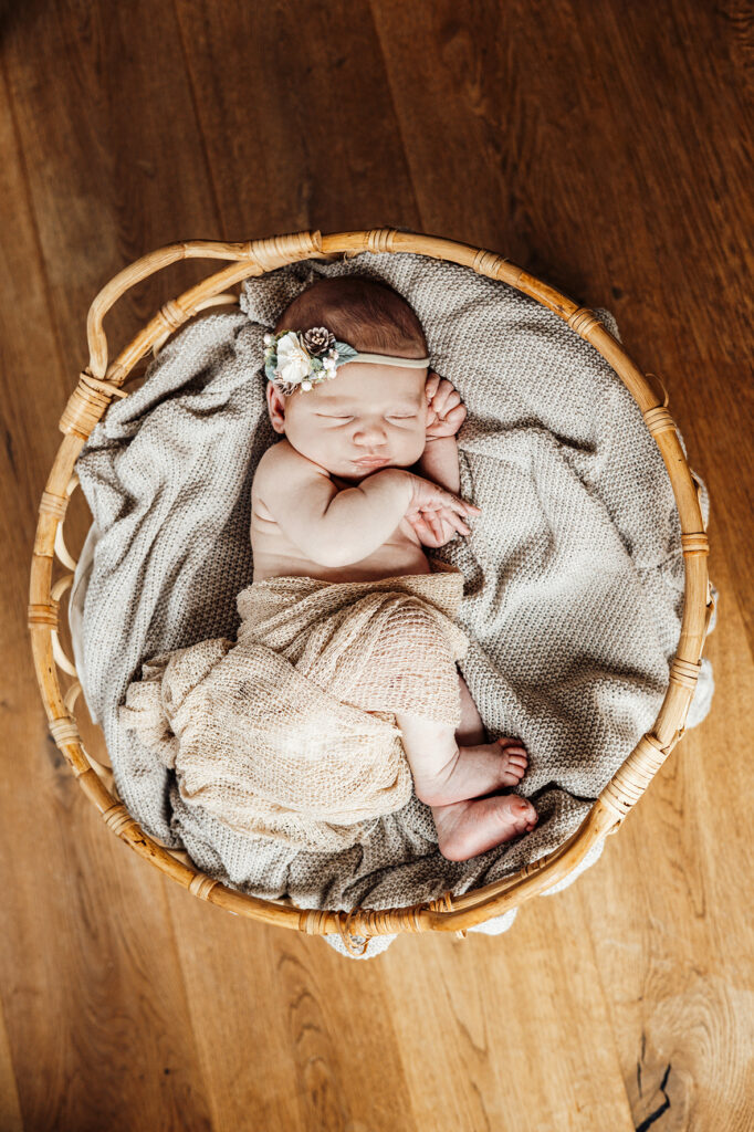 Baby Mädchen liegt in einem Korb und schläft. Empfingen.