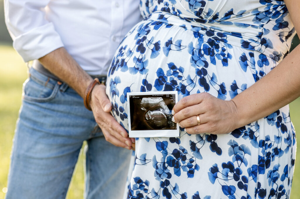 Werdende Eltern halten den Ultraschal bild vor dem Bauch. Balingen.