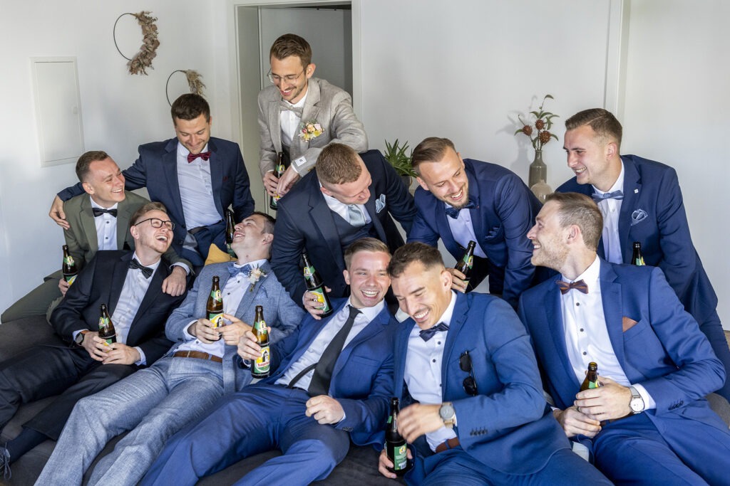 Jungs beim Richten vor der Trauung stoßen zusammen an und haben Spaß. Rangendingen.