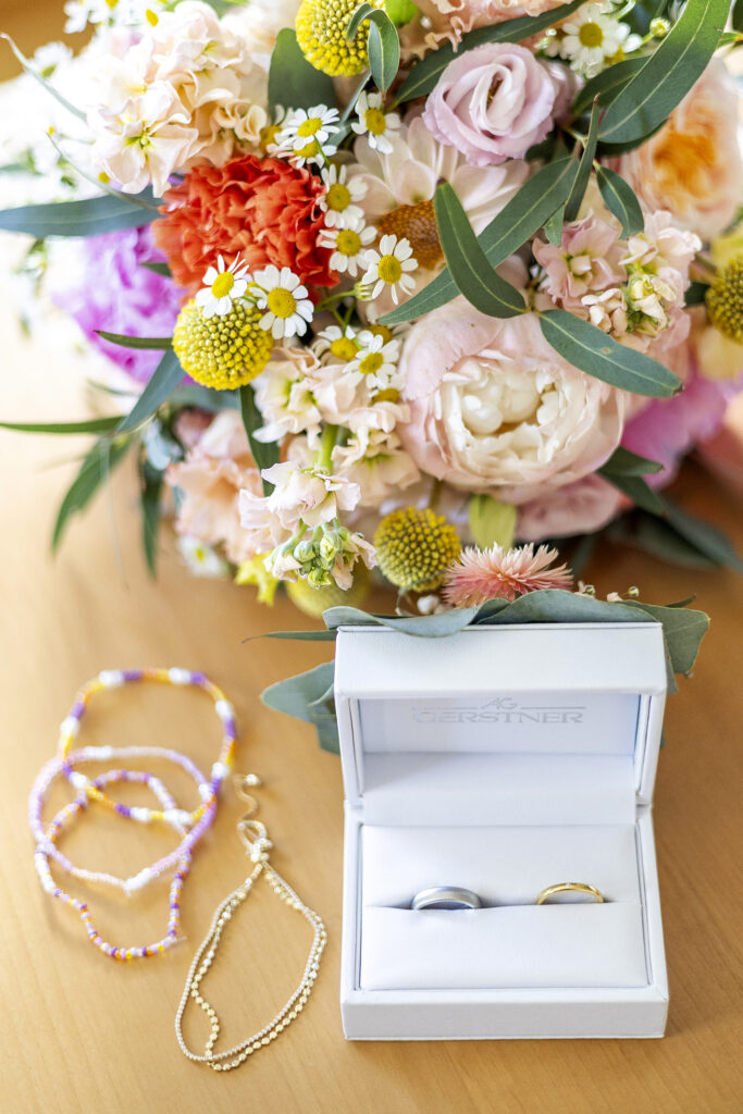 Detailaufnahme Blumenstrauß mit ringe und schmuck. auf dem Holztisch in Haigerloch.