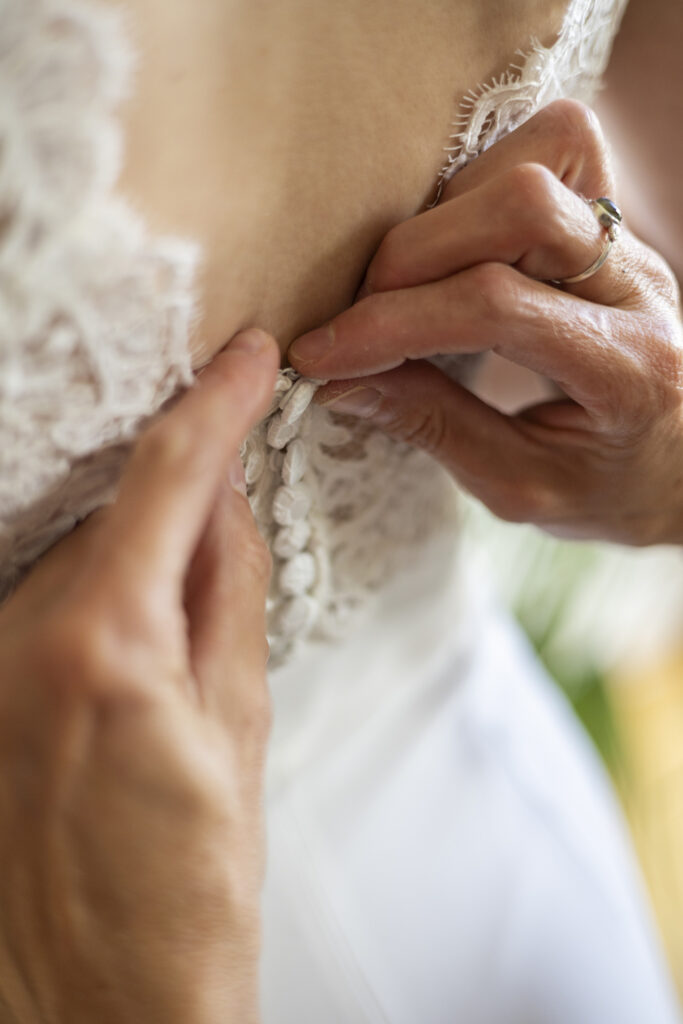 Detailaufnahme bei der das Brautkleid zugemacht wird. Haigerloch.
