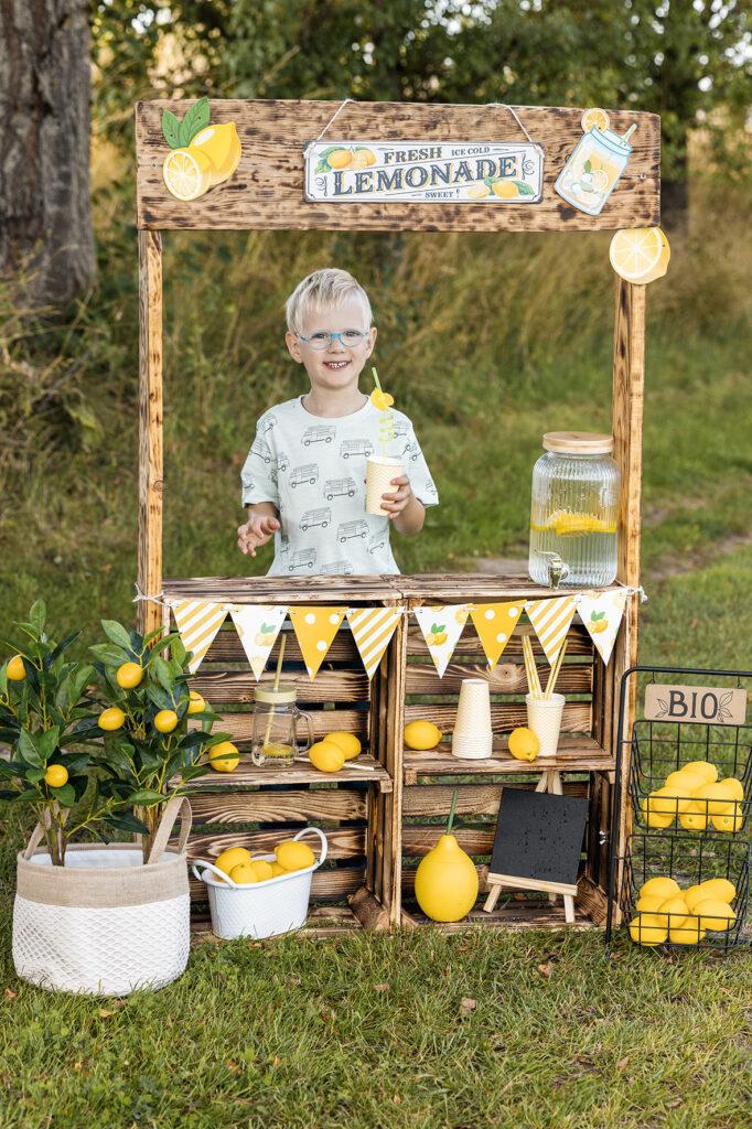 Junge Spielt mit Limonaden Stand.Empfingen.