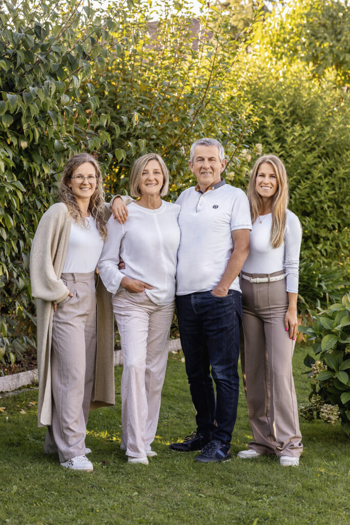 Familie Lacht sich an. Alle sind weiß angezogen. Haigerloch.