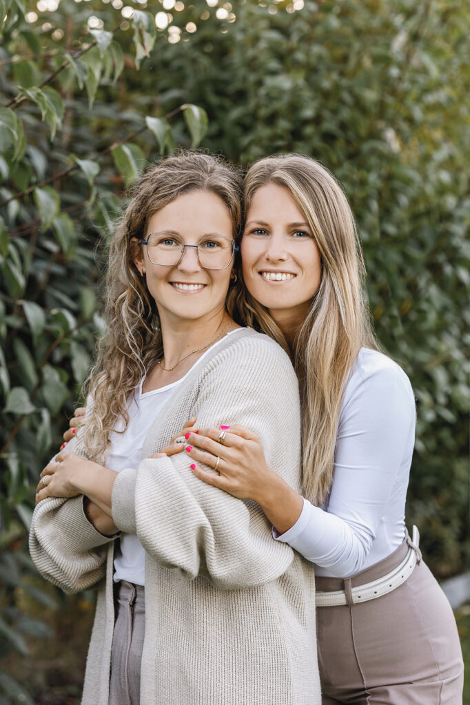 Zwei Frauen, Geschwister sind Gesicht an Gesicht zusammen. in Schwarzweiß. Haigerloch.