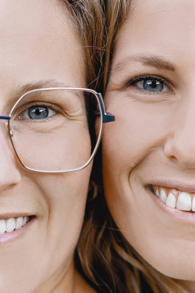 Zwei Frauen, Geschwister sind Gesicht an Gesicht zusammen. in Schwarzweiß. Haigerloch.